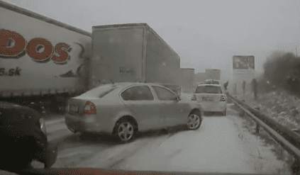 życie karambol czechy samochód autostrada wypadek śnieg śliska droga (2)