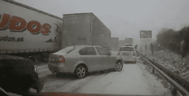 życie karambol czechy samochód autostrada wypadek śnieg śliska droga (2)
