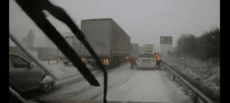 życie karambol czechy samochód autostrada wypadek śnieg śliska droga