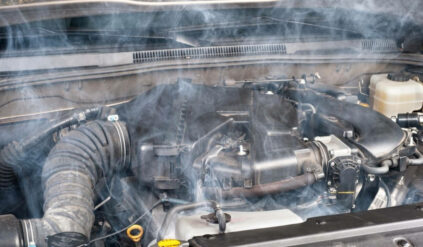 Czy silnik trzeba rozgrzać przed jazdą? Nie popełnij tego błędu, bo za naprawę się nie wypłacisz!