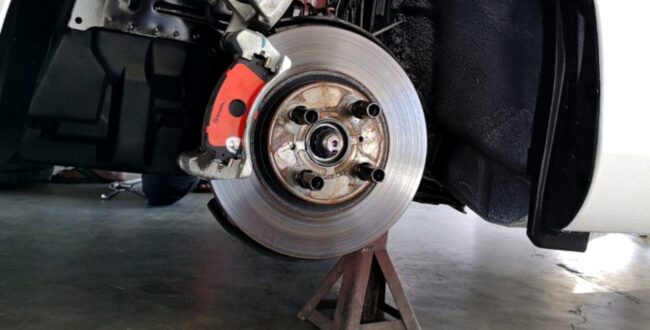 Dlaczego klocki hamulcowe szumią? Czy zawsze jest to wina mechanika?!