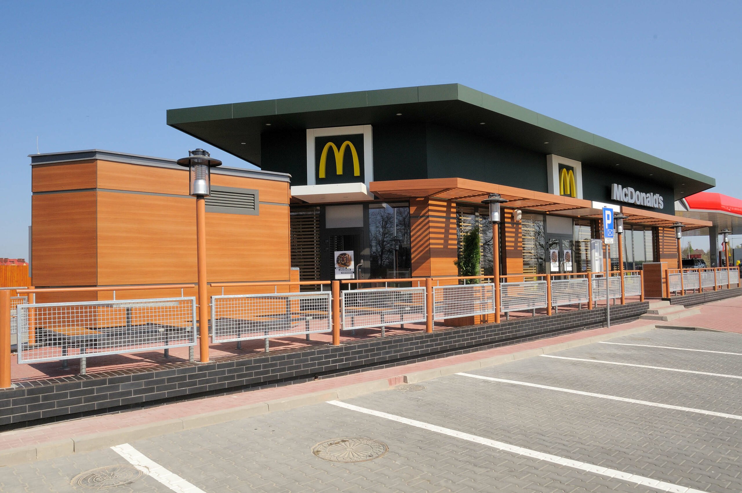 mcdonald's-restauracja-parking