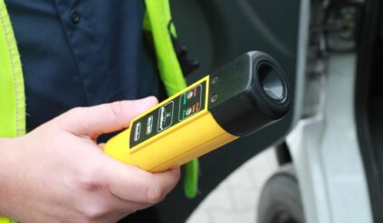 Pjany wesołek pomachał policjantom i nie zatrzymał się do kontroli. Potem zniknął i udawał że go nie ma – komedia, to mało powiedziane