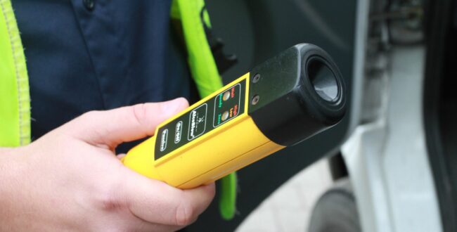 Pjany wesołek pomachał policjantom i nie zatrzymał się do kontroli. Potem zniknął i udawał że go nie ma – komedia, to mało powiedziane