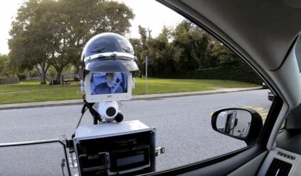 To pierwszy na świecie robot-policjant. Wystawia mandaty i może nawet rozłożyć kolczatkę