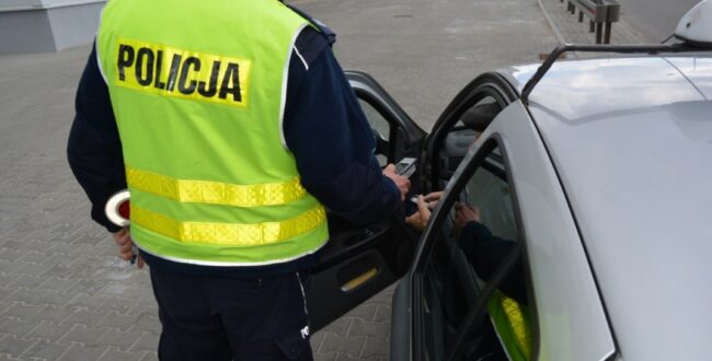 Wysoki mandat i odebranie prawo jazdy. Policja od teraz w taki sposób będzie karała nieposłusznych kierowców