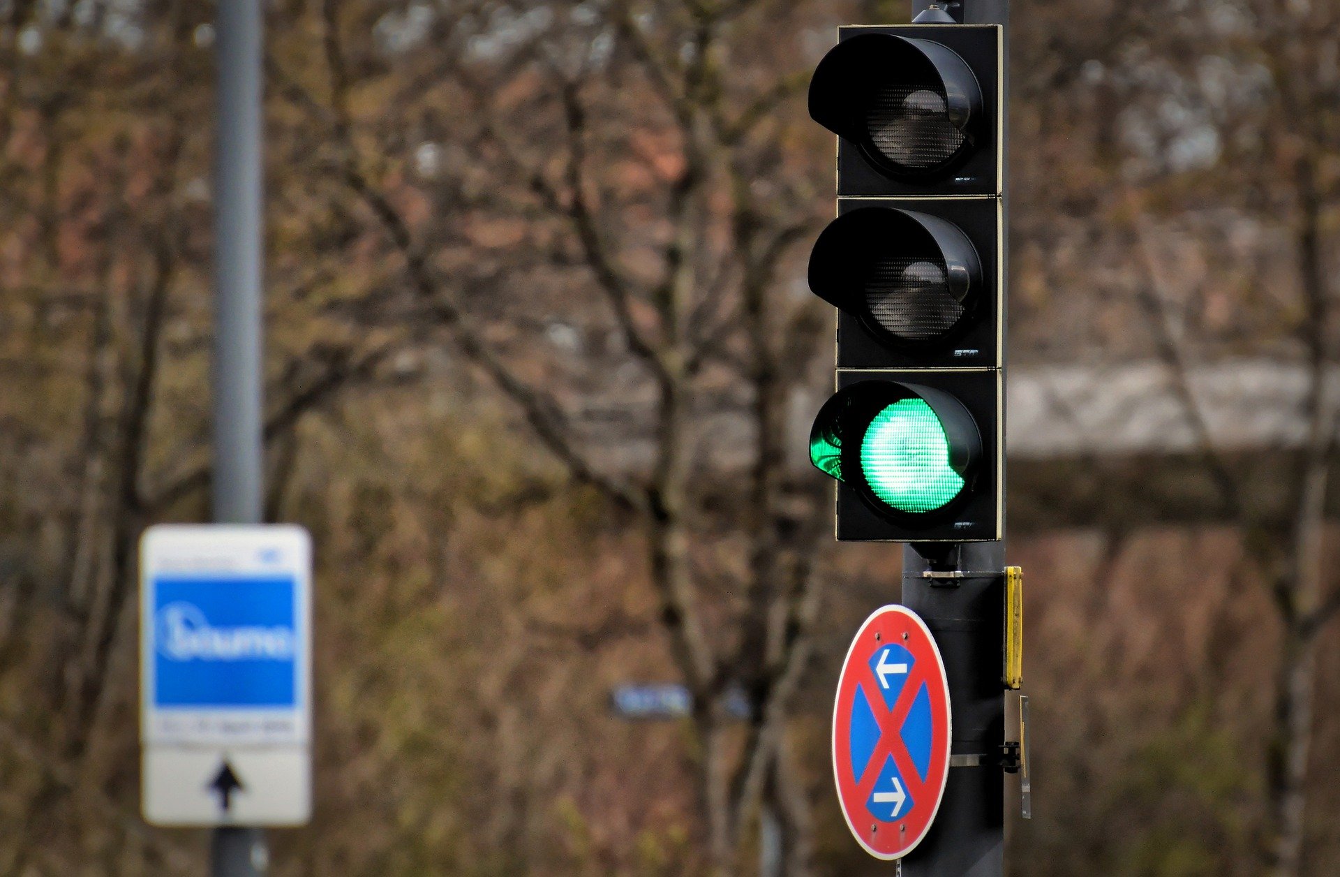 skrzyżowanie czerwone żółte światło mandat policja hamowanie