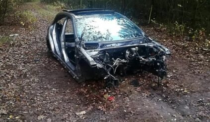 Najpierw wypożyczyli luksusowego mercedesa, a potem rozebrali go w lesie na części. Nie wpadli na to, że auto ma…GPS