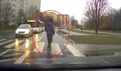 Tańczył na pasach aby zdenerwować kierowców. Jest nagranie – „wszystko w porządku masz z głową?”