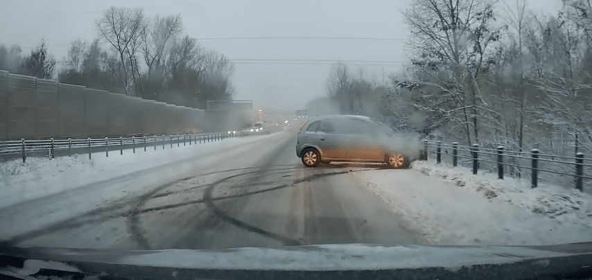 wyprzedzanie śnieg nagranie wypadek