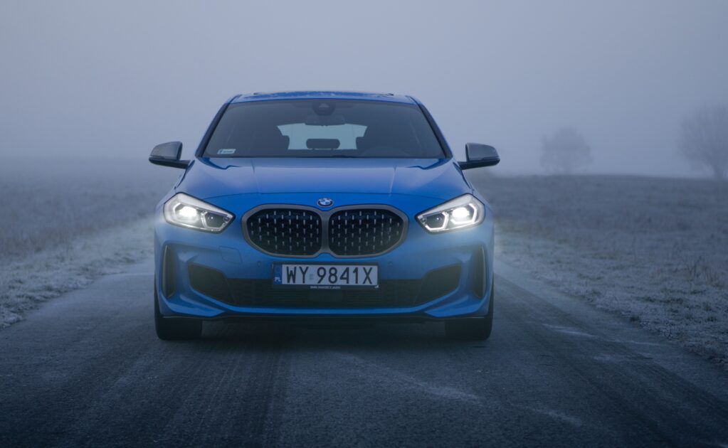 Jeździmy BMW M135i xDrive – Idealny hot-hatch na kryzys wieku średniego