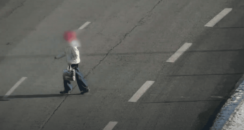 akcja policji pieszy piesi przejście dla pieszych dron skrzyżowanie policja