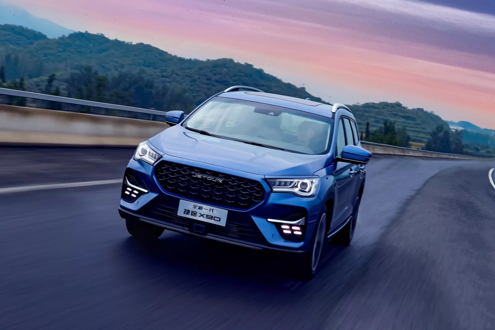 nowy-suv-jetour-wypas-jak-w-premium