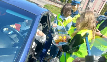 Dla „grzecznych” kierowców jabłko, dla „niegrzecznych” cytryna. Pomysłowa akcja policji przeprowadzona została z dziećmi