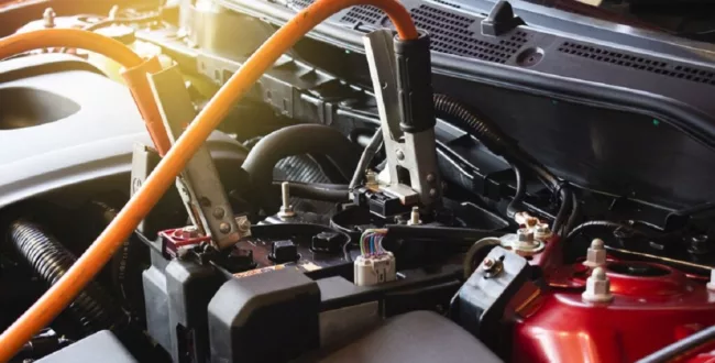 Rozładowany akumulator w samochodzie