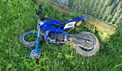 8-latek na motocyklu uderzył w Nissana. Jak w jego ręce w ogóle trafiła ta maszyna?