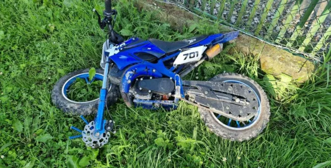 8-latek na motocyklu uderzył w Nissana. Jak w jego ręce w ogóle trafiła ta maszyna?