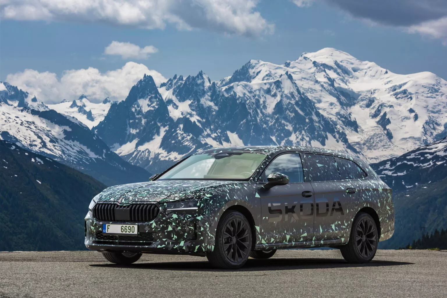 2024-Skoda-Superb-Preview-1-1536x1025