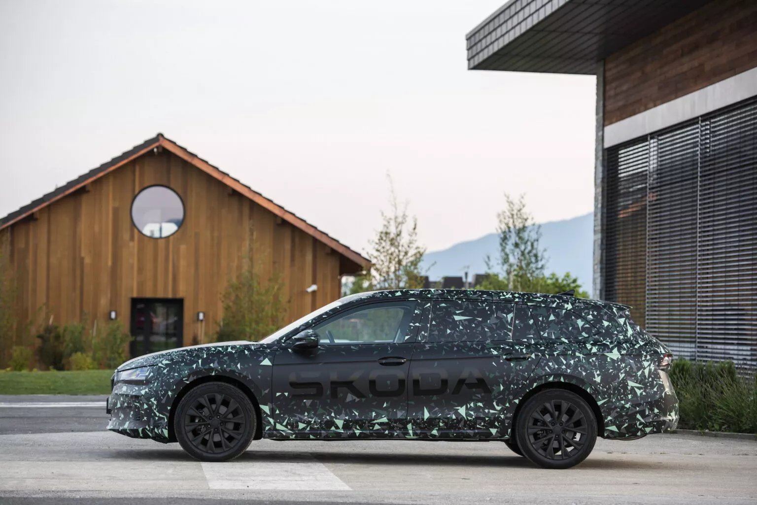 2024-Skoda-Superb-Preview-1-1536x1025