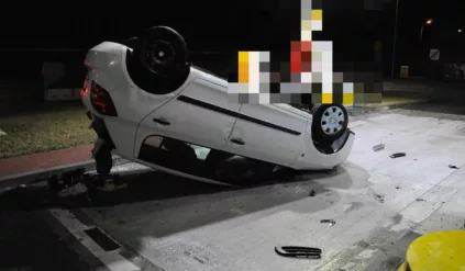 Pijany dachował na stacji paliw, potem tłumaczył policji, że to przez korzystanie z telefonu w trakcie jazdy. To co tam się wydarzyło to jakiś komedio-dramat