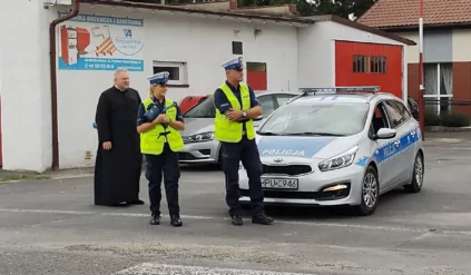 Niecodzienna akcja policji w Słupcy. Patrolowali drogi w obecności… księdza