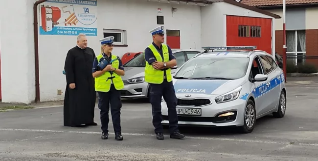 Niecodzienna akcja policji w Słupcy. Patrolowali drogi w obecności… księdza