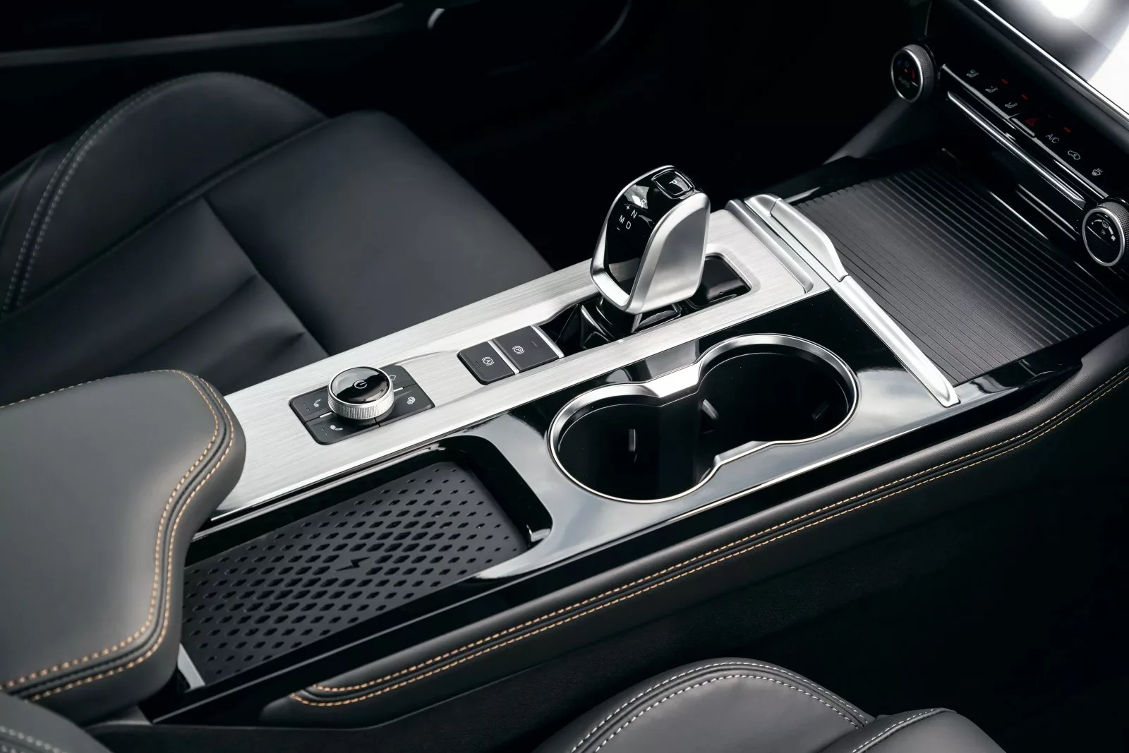 nowy-duzy-sedan-omoda-s5