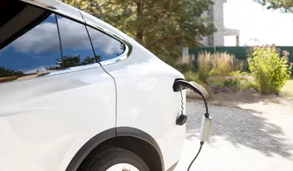 samochod elektryczny ładowanie freepik