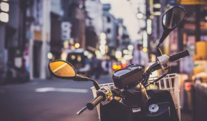 Najdziwniejszy wypadek w historii Polski? Nie do wiary z czym zderzył się kierowca skutera…