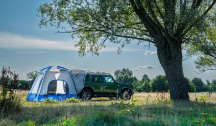 SUV Ford Bronco z namiotem