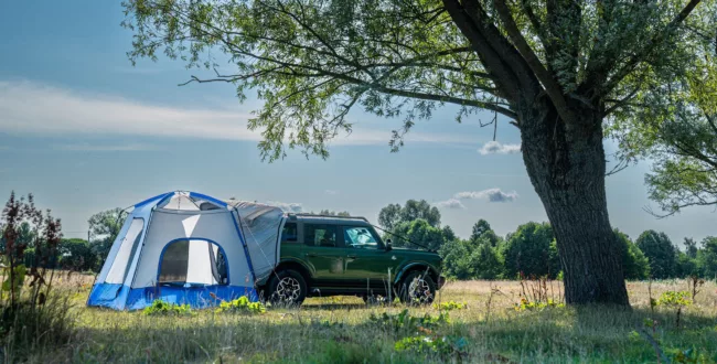 SUV Ford Bronco z namiotem