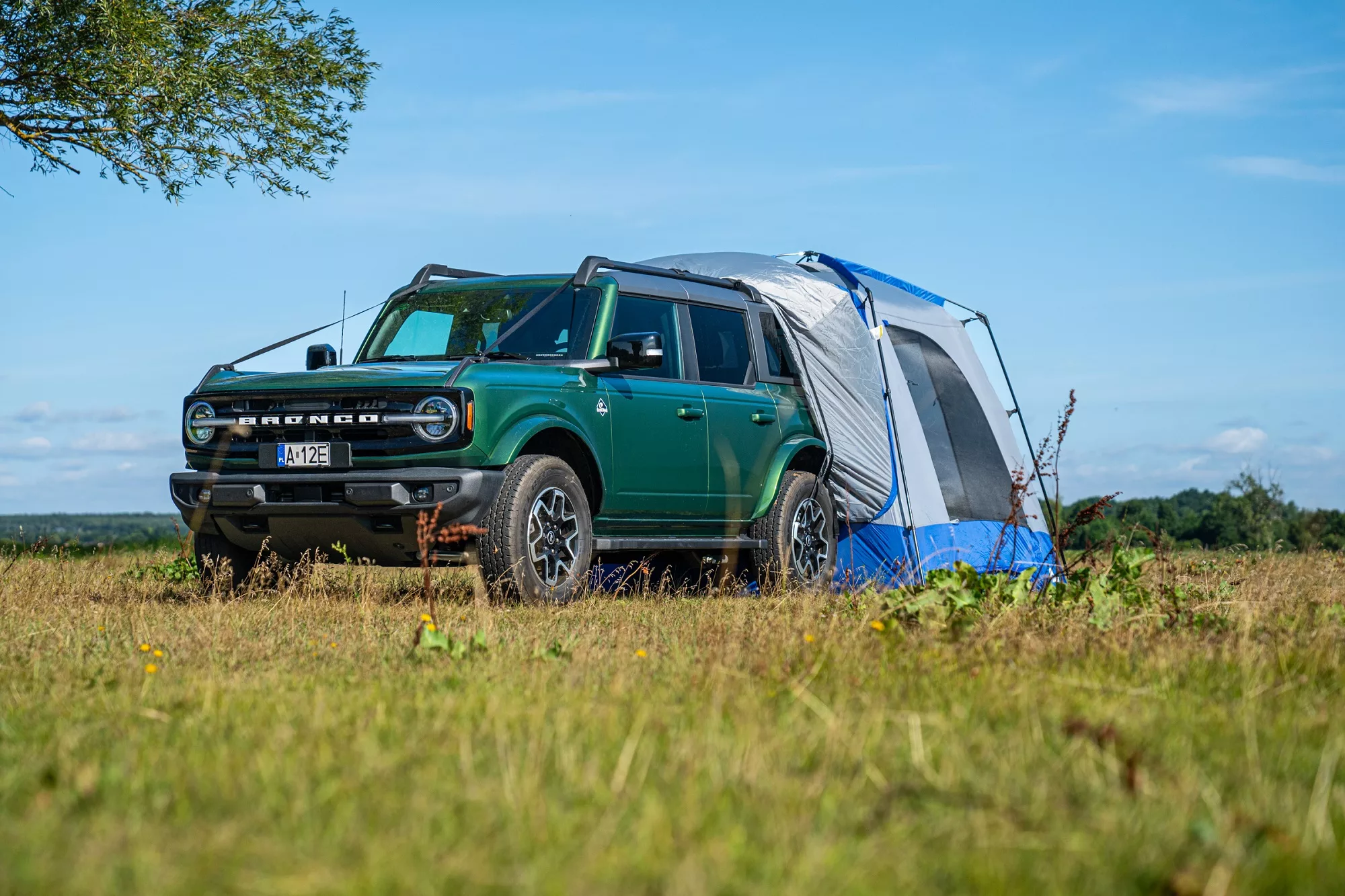 SUV Ford Bronco z namiotem