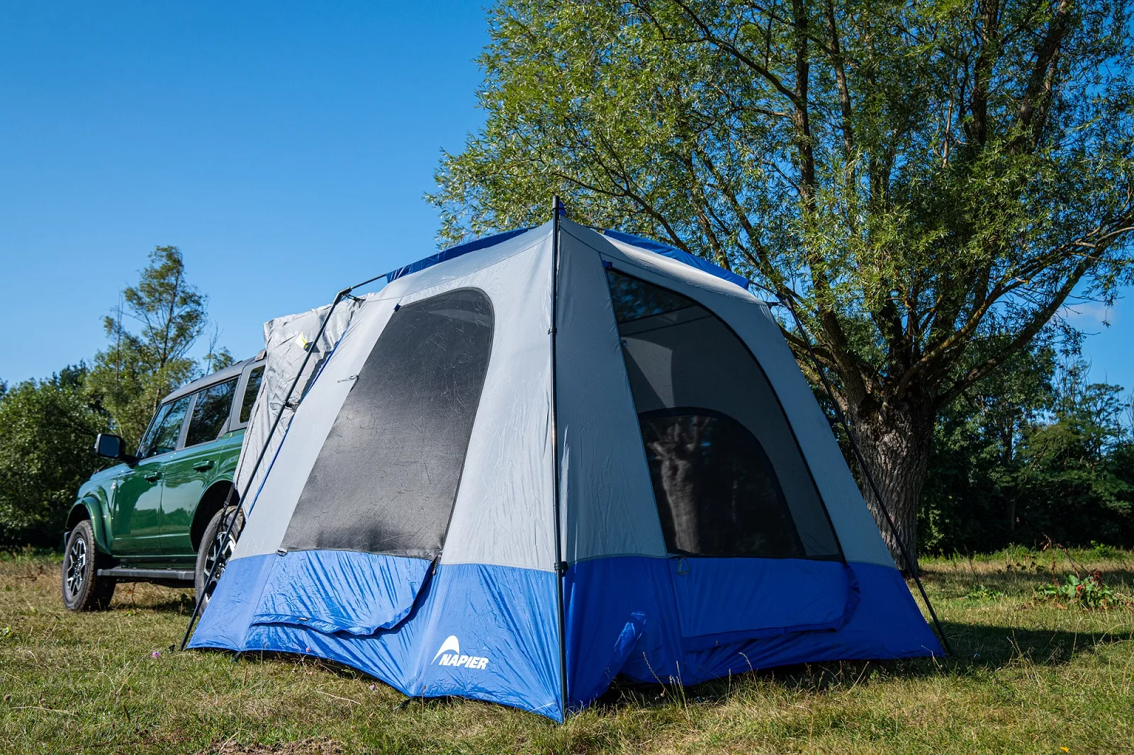 SUV Ford Bronco z namiotem