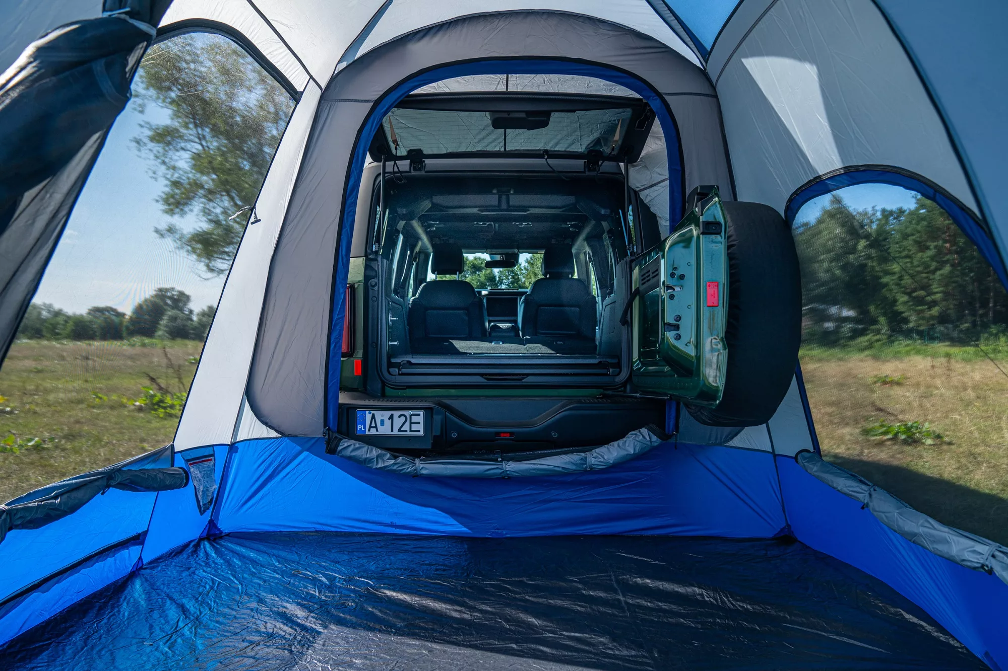 SUV Ford Bronco z namiotem