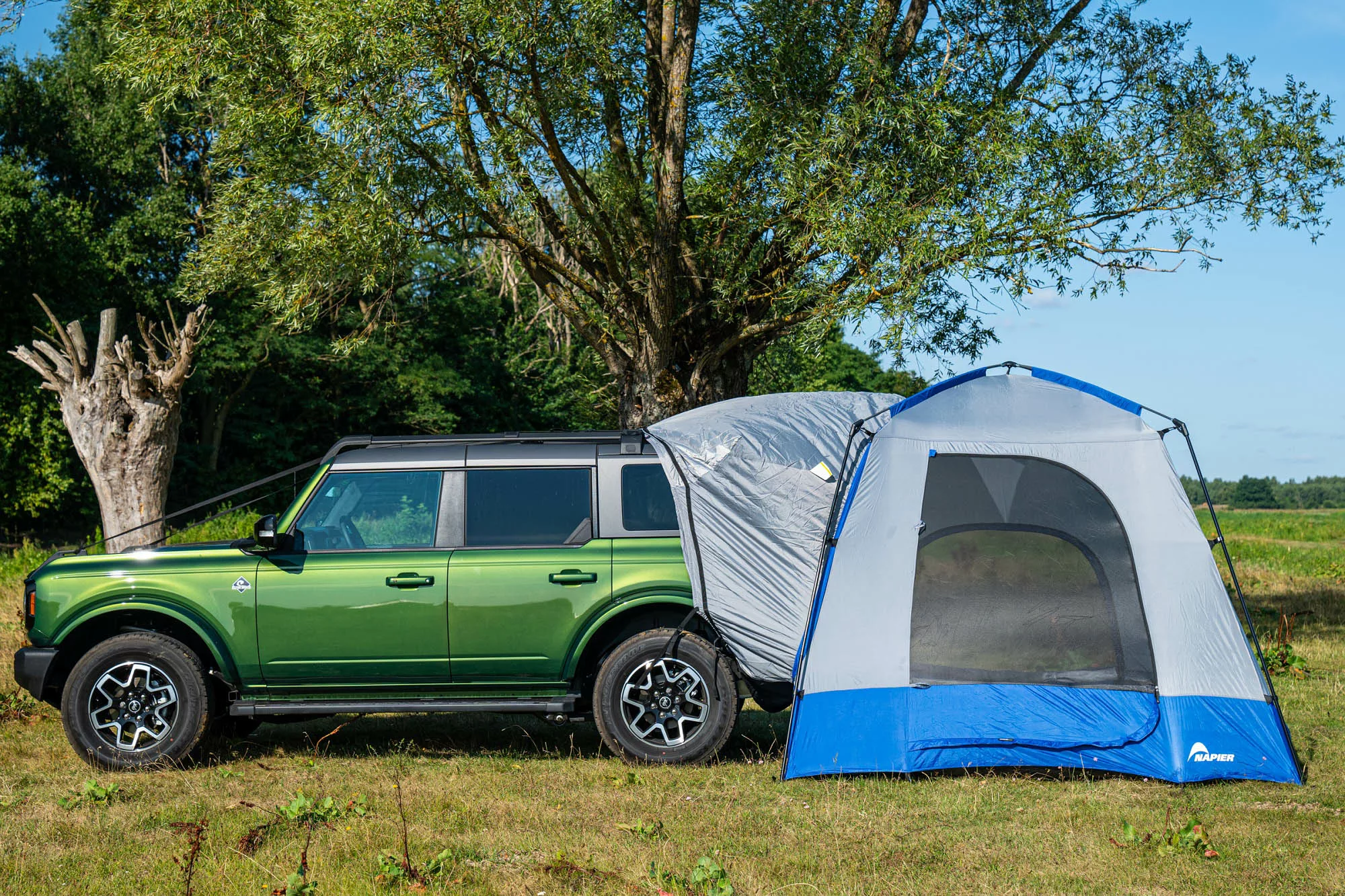 SUV Ford Bronco z namiotem