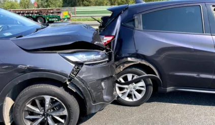 Rumun cofał na autostradzie, spowodował wypadek i… pogryzł poszkodowanego Polaka. Swoje zachowanie tłumaczył upałem i szokiem