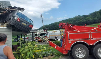 Toyota Corolla wbiła się w drugie piętro domu jednorodzinnego. Działanie kierowcy było zamierzone, pozostaje pytanie dlaczego to zrobił