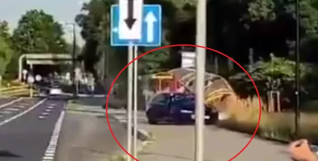 Szpaner w BMW chciał pokazać co umie za kółkiem, chociaż nie umiał niczego. Z dzieckiem na pokładzie zdemolował przystanek – jest wideo z tego „cyrku”.