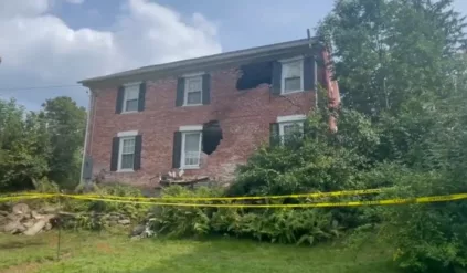 Ten wypadek przejdzie do historii? Silnik wystrzelił z auta, przeleciał 6 domów od miejsca tragedii i przebił dom na wysokości 2 piętra