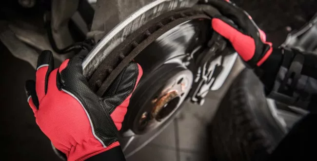 Dźwięki z hamulców – czy wiesz, o czym mogą świadczyć? Pisk to nie jest wszystko!