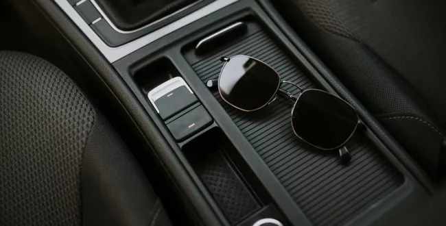 kierowcy wnętrze samochodu