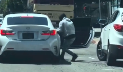 To najbardziej bezczelne kradzieże samochodowe na świecie. Policja rozkłada ręce – „kradną wszystko w biały dzień”