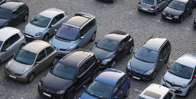 Czy można zostawiać auto na biegu na parkingu?