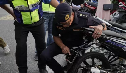 Tak wygląda najmniejsza tablica rejestracyjna na świecie. Kierowca motocykla dostał za nią mandat, chociaż prawo dopuszcza takie przeróbki