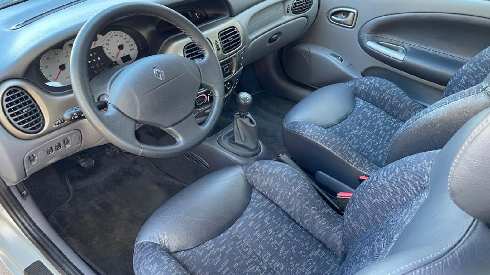 uzywane-renault-megane-coupe-2