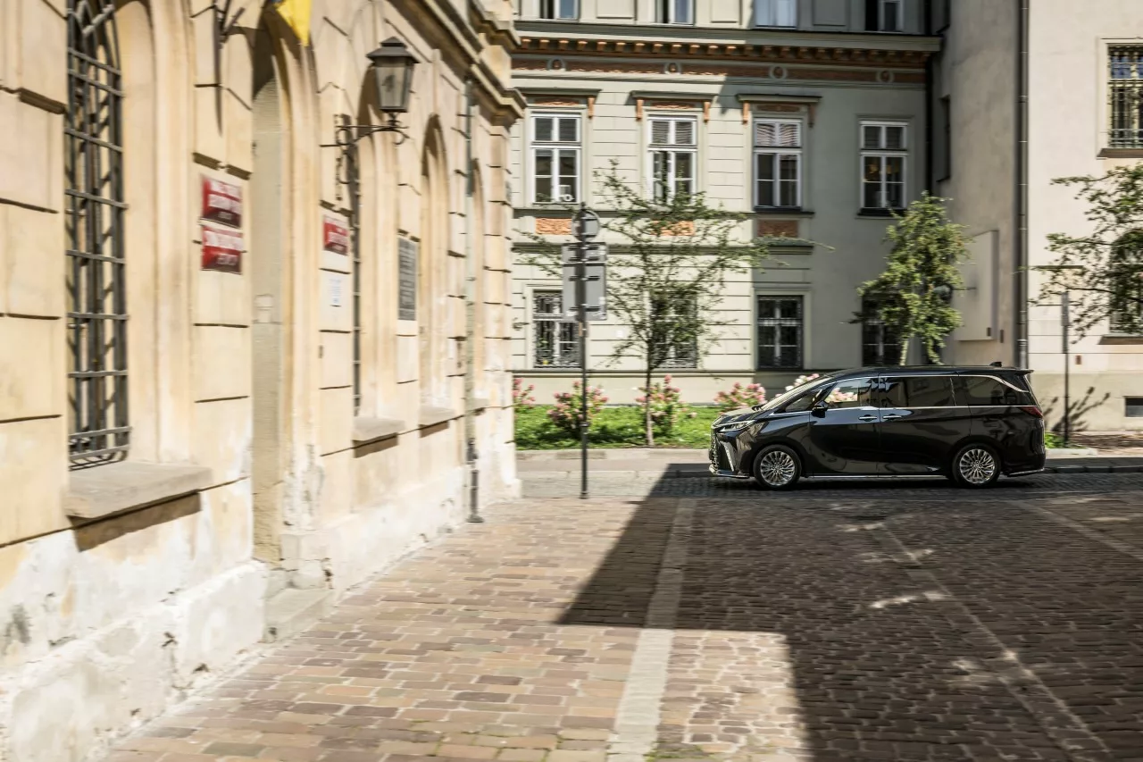 Lexus LM 350h 4-miejscowy 2023