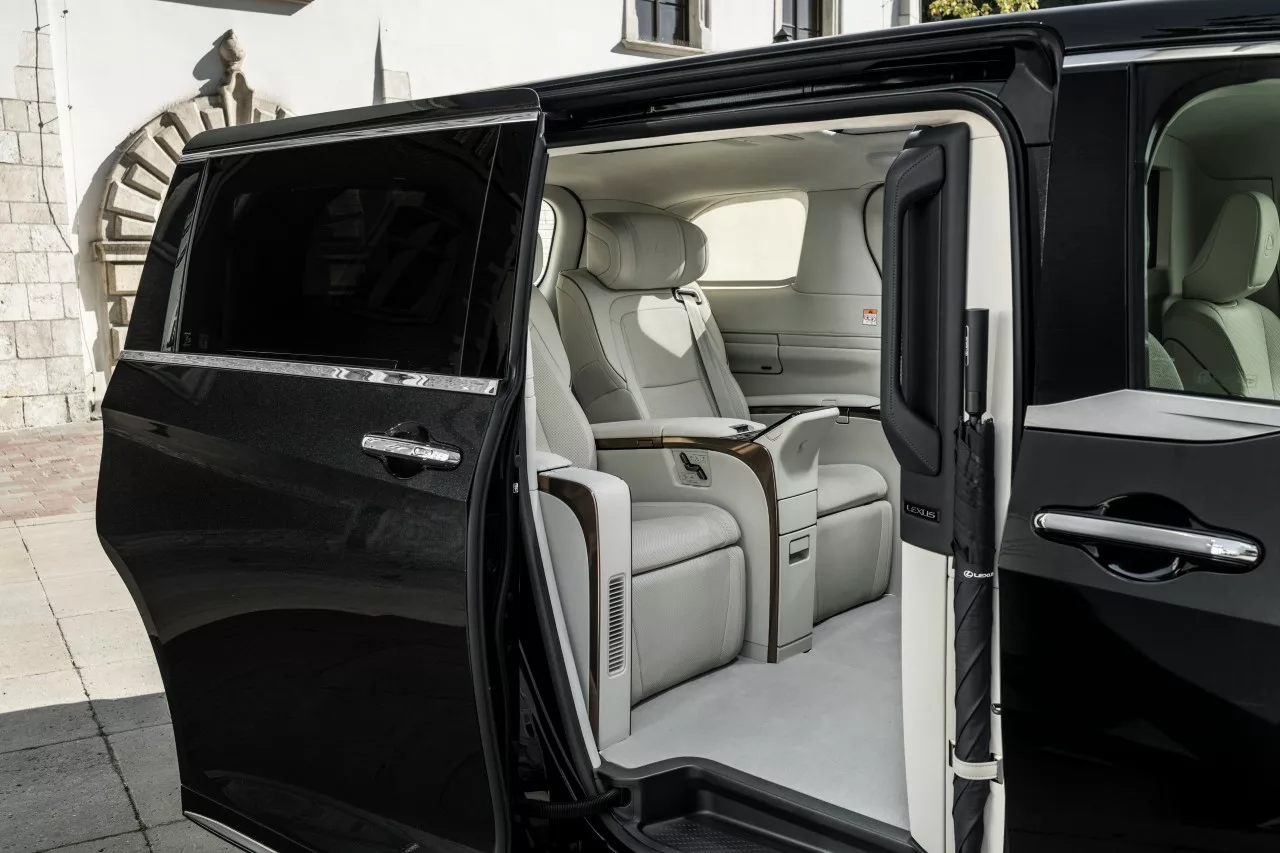 Lexus LM 350h 4-miejscowy 2023