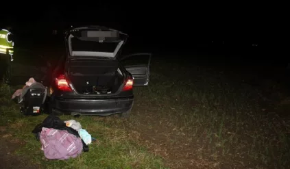 W trakcie policyjnego pościgu wyskoczył z samochodu. W aucie zostawił swoją partnerkę i niemowlę