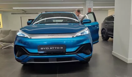 BYD ATTO 3 front lakier niebieski