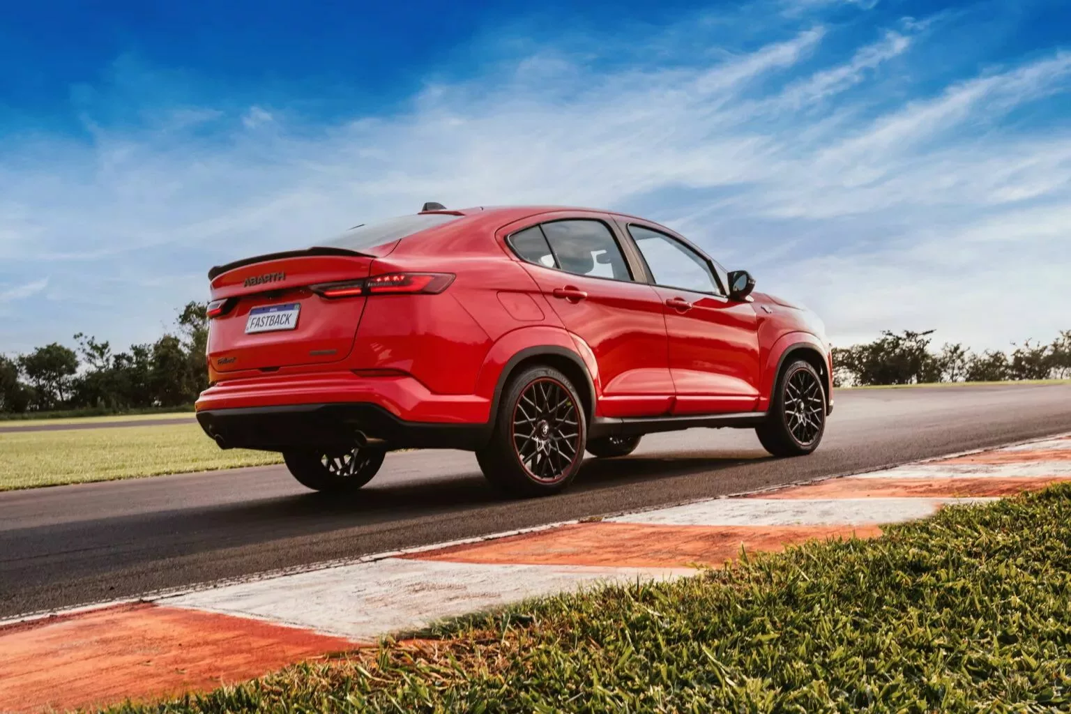 fiat-fastback-suv-bmw-x4